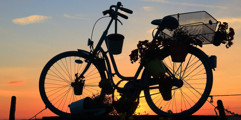 Ein Fahrrad in der Dämmerung