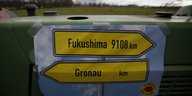 Zwei Schilder, eins Richtung Fukushima, eins Richtung Gronau