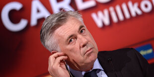 Ancelotti kratzt sich am Ohr