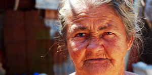 Das faltige Gesicht einer alten Frau