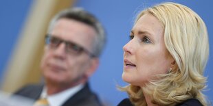 Manuela Schwesig im Profil, im Hintergrund Thomas de Maizière