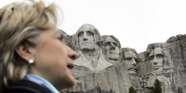 Hillary Clinton vor der Kulisse des Mount Rushmore