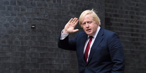 Boris Johnson winkt