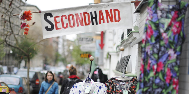 Ein "Second Hand"-Schild vor einem Bekleidungsgeschäft
