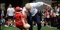 Boris Johnson rammt einen kleinen Jungen beim Rugby
