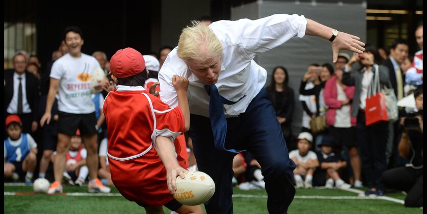 Boris Johnson rammt einen kleinen Jungen beim Rugby