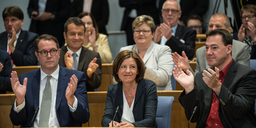 Abgeordnete klatschen Beifall für Malu Dreyer