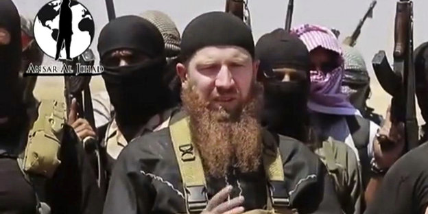Omar al-Shishani unter vermummten IS-Kämpfern