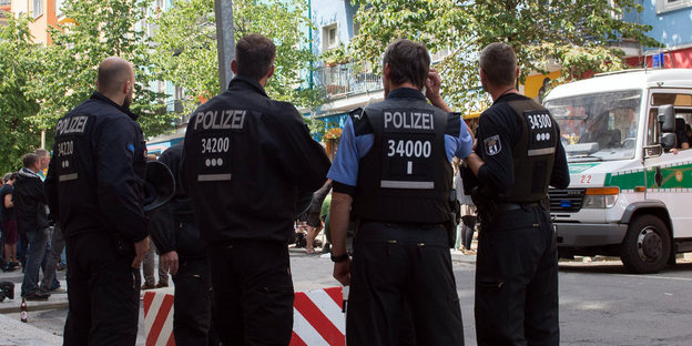 Vier Polizisten stehen in der Rigaer Straße