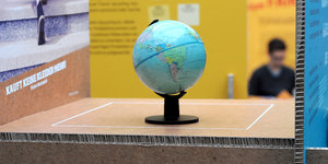 Ein Globus in einer Ausstellung
