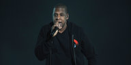 Jay Z rappt in ein Mikrofon