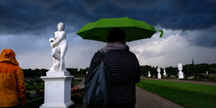 Ein Gewitter zieht in einem Park auf