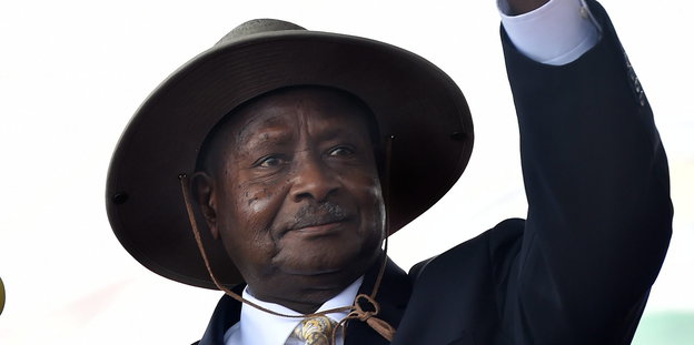 Yoweri Museveni hebt den Arm