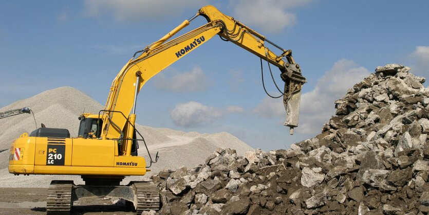 Bagger auf Schutthalde