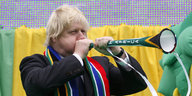 Boris Johnson bläst in eine Vuvuzela