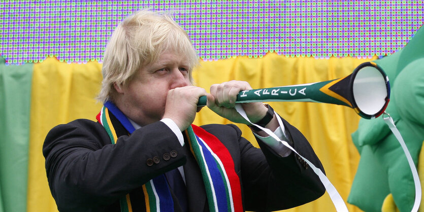 Boris Johnson bläst in eine Vuvuzela