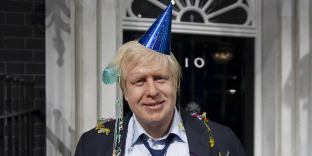 Boris Johnson mit Partyhütchen und Girlanden