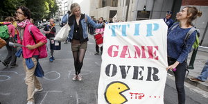 Einige Protestierende mit einem Transparent auf dem „TTIP Game Over“ steht
