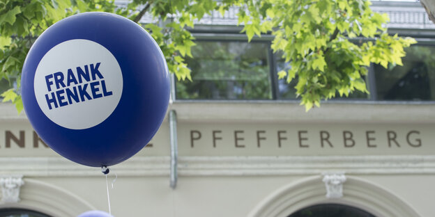 Ein blauer Luftballon, darauf steht „Frank Henkel“