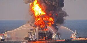 Schiffe löschen ein Feuer auf der Ölplattform "Deepwater Horizon"
