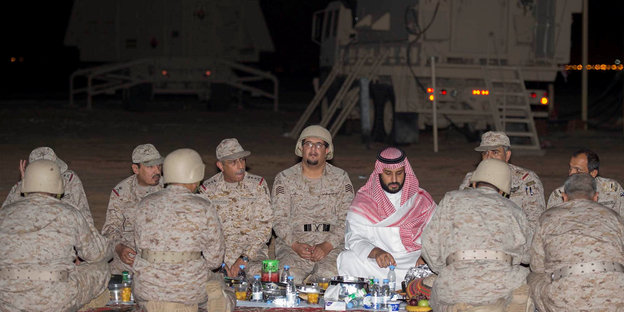 bin Salman sitzt mit Soldaten beim Picknich