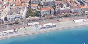 Eine Luftaufnahme der Strandpromenade von Google Earth.