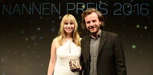 Julius Tröger und Theresa Rentsch halten den Henri-Nannen-Preis