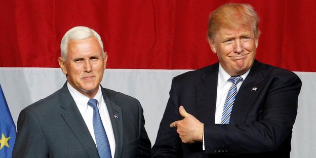 Donald Trump steht neben Mike Pence und zeigt auf ihn