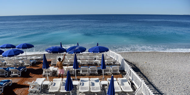 Liegestühle am Strand von Nizza