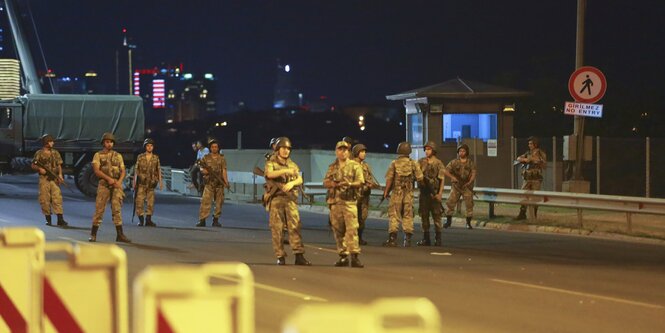 Soldaten in lockerer Formation auf einer Straße