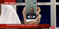 Screenshot von einem Fernsehsender, der ein Mobiltelefon mit Erdogans Gesicht zeigt