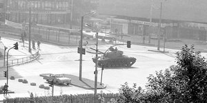 Schwarz-weiß-Foto, ein Panzer auf einem fast menschenleeren Platz in Ankara