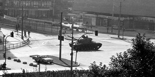 Schwarz-weiß-Foto, ein Panzer auf einem fast menschenleeren Platz in Ankara