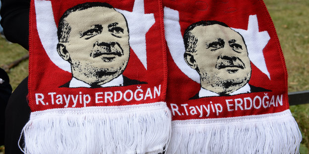 Fanschal mit Erdogans Konterfei