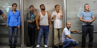 Männer in Istanbul warten an einer Bushaltestelle
