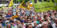 Hunderte Menschen demonstrieren mit bunten Schildern gegen Stuttgart 21