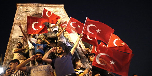 Unterstützer des türkischen Präsidenten Recep Tayyip Erdogan rufen Slogans und schwenken Flaggen während einer Demonstration gegen den gescheiterten Putschversuch auf dem Taksimplatz in Istanbul