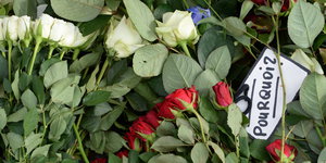 "Pourquoi?" (Warum) steht auf einem Zettel in einem Blumenbouquet vor der französischen Botschaft in Berlin, wo den Opfer des Anschlages von Nizza gedacht wird