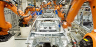 Produktikonsstraße mit Robotern in einer Autofabrik