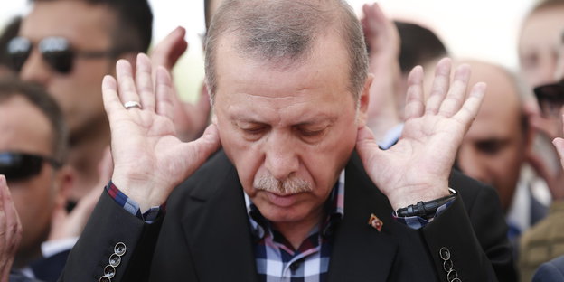Der türkische Präsident Recep Tayyip Erdogan betet bei einer Beerdigung von Opfern des Putschversuchs
