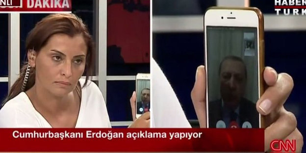 Erdogan spricht über ein Smartphone und CNN Türk zum Volk