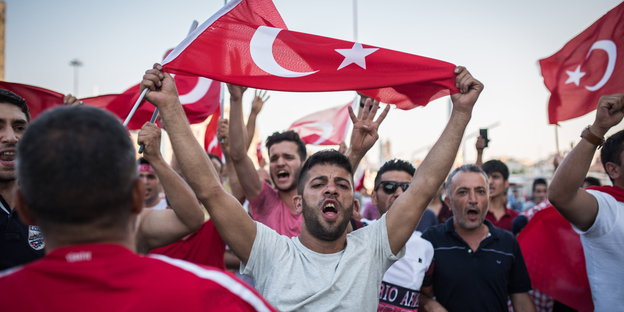 Unterstützer Erdogans feiern mit türkischen Flaggen das Scheitern des Putschversuchs auf dem Taksimplatz