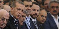 Erdogan steht in einer Reihe mit vielen anderen Männern