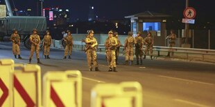 Soldaten sperren die Bosporus-Brücke ab