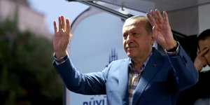 Der türkische Präsident Recep Tayyip Erdogan winkt seinen Unterstützern nach dem gescheiterten Putschversuch in Istanbul