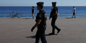 Französische Sicherheitskräfte patroullieren an der Uferpromenade von Nizza