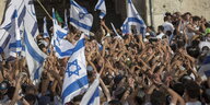 Israelische Sieder demonstrieren mit der Nationalflagge in Jerusalem