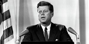 John F. Kennedy bei einer Rede.