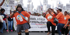 Großmütter tanzen auf der Anti-Aids-Demo in Durban
