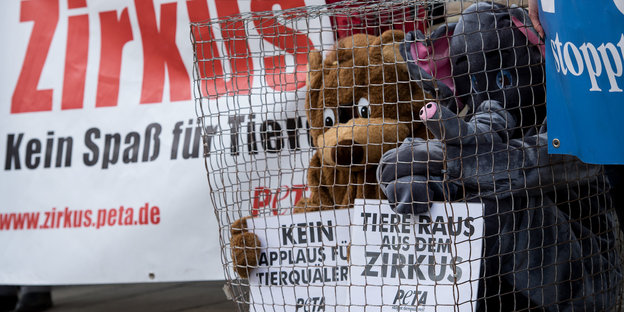 Transparente bei einer Demonstration gegen Wildtiere im Zirkus der Tierrechtsorganisation PETA
